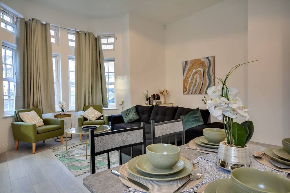 Ganze Wohnung, Cosy Wigan Apartment with Sunny Views in Wigan, Greater Manchester