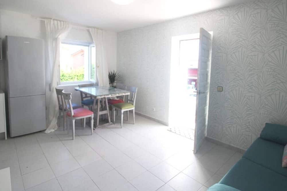 Entire apartment, Bajo con terraza en Ajo - Castellanos 12007 in Bareyo, Cantabrian Coast