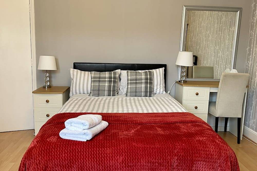 Two bedroom house welcomes families and pets in Portsmouth, Südostengland