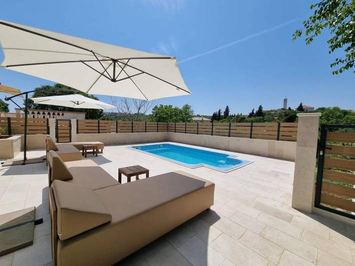 Ferienhaus für 5 Personen, mit Balkon/Terrasse und Garten sowie Pool in Vrh