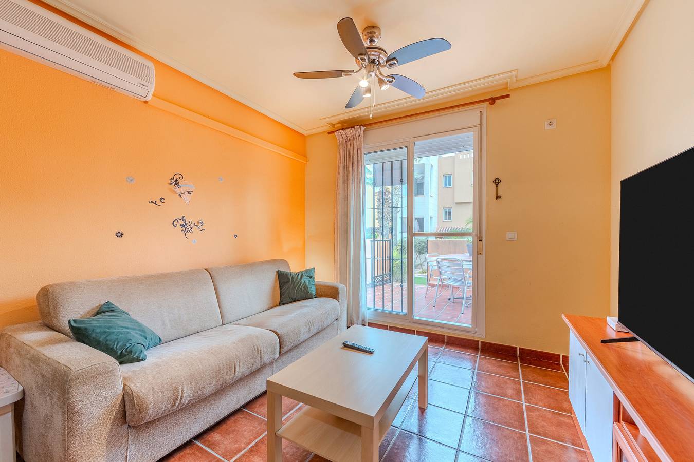 Entire apartment, Apartment 'En Urbanización Nudista' with Shared Pool, Wi-Fi and Air Conditioning in Playas de Vera, Vera