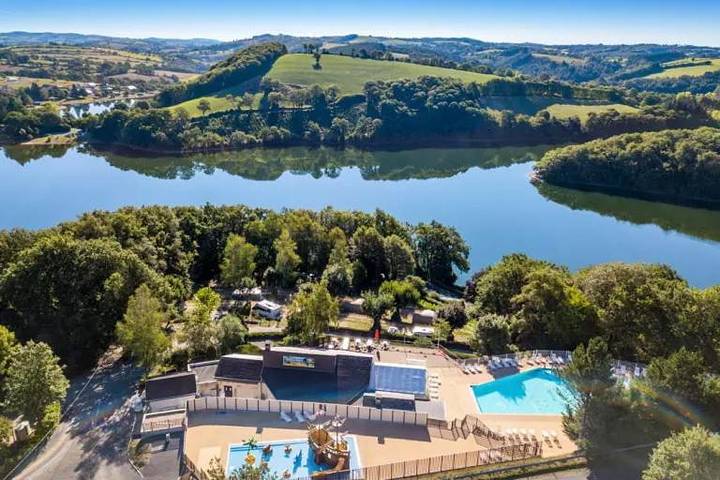 Location de vacances pour 6 personnes, avec jardin ainsi que terrasse et piscine à Pont-de-Salars