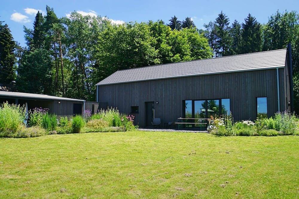 Wäller Haus – Stilvolles Designhaus mit Kamin und großem, eingezäuntem Garten in Breitscheid, Rheinland-Pfalz