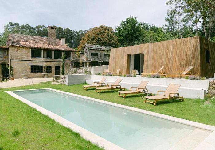 Hotel, con Terraza además de Jardín y Piscina en Pontevedra