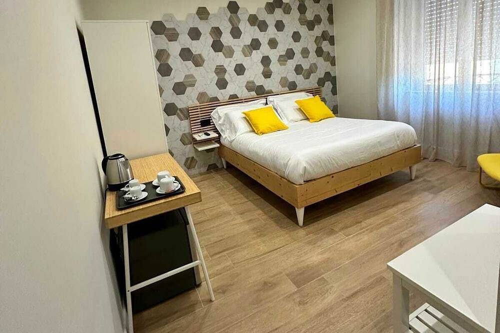 2 steps from Naples airport, cozy and new facility. in Naples, Naples Province