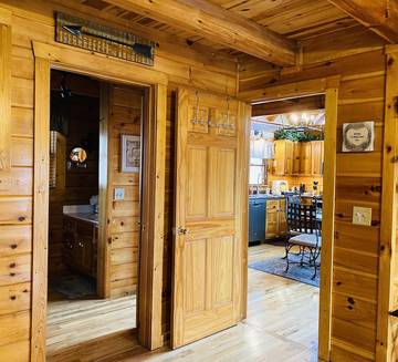Chalet for 4 Guests in Sevier County, Picture 3
