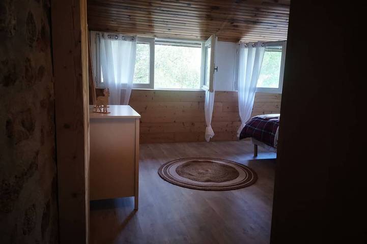 Gîte pour 8 personnes, avec Jacuzzi et Terrasse ainsi que Jardin et Piscine à La Chapelle-Geneste - 4