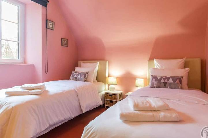 Gîte pour 10 personnes, avec jardin dans Bourguenolles - 4