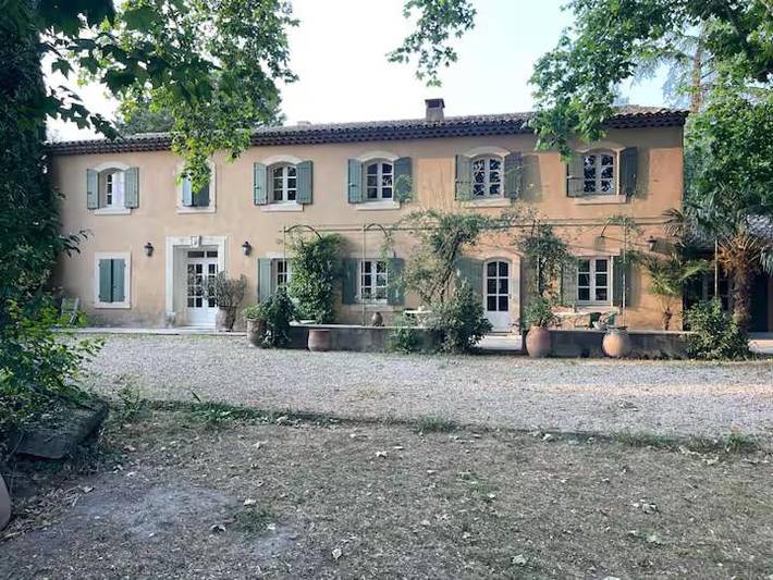 Location de vacances pour 12 personnes, avec jardin ainsi que piscine et terrasse à Puyvert
