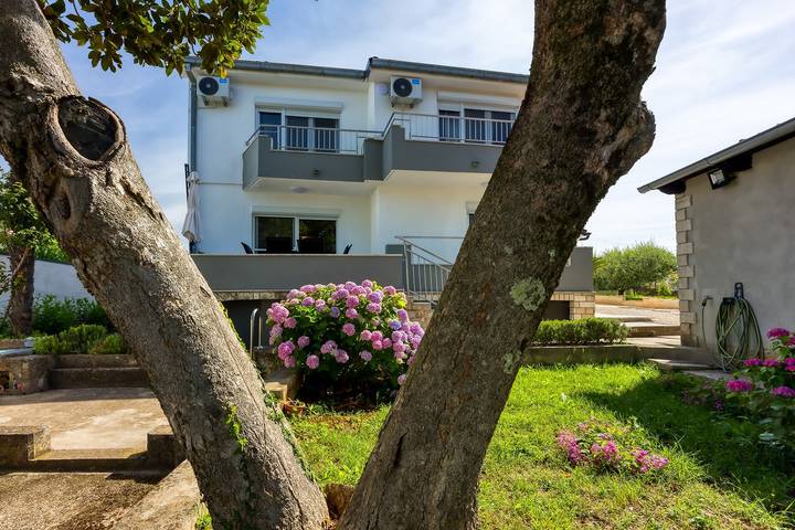 Ferienwohnung für 7 Personen, mit Balkon und Garten in Kosinozici