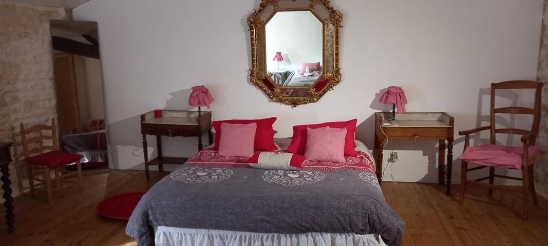Location de vacances pour 6 personnes, avec Balcon et Terrasse ainsi que Jardin et Piscine à Allas-Bocage