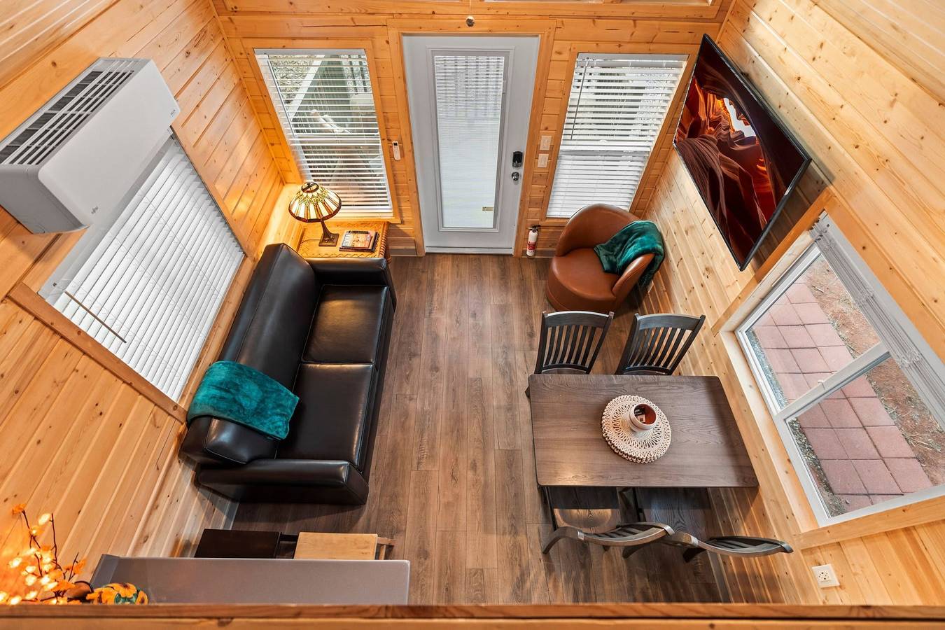 Entire apartment, New Moondance Majestic Mini Cabin Cathedral Rock in Oak Creek Canyon