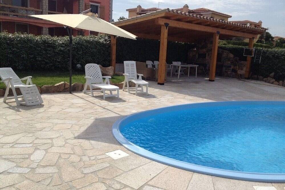 Schönes Apartment mit privatem Pool, 100 Meter vom Strand in Spiaggia di Laconia, Arzachena