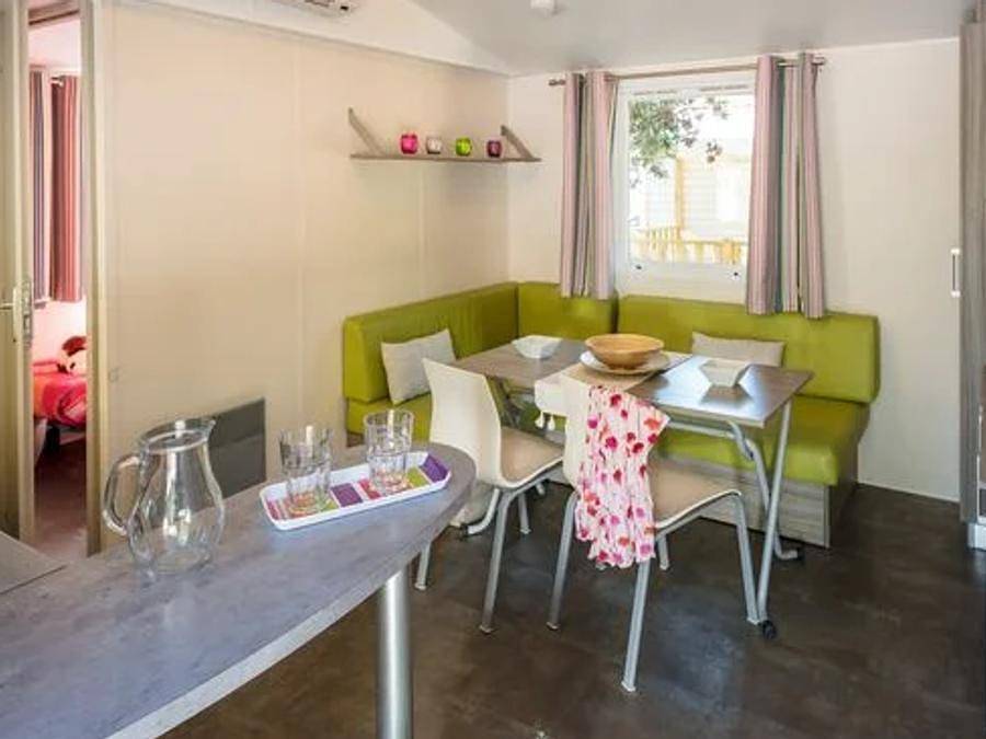 Camping Bella Italia - Mobilhome 6 personnes - Confort | 2 Chambres | Capacité 4-6 personnes | Terrasse semi-couverte | 1 Salle de bain | Climatisation in Peschiera del Garda, Montagnes autour du lac de Garde