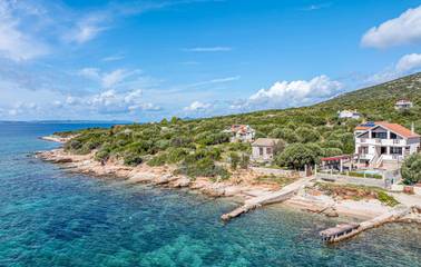 Ferienhaus für 7 Personen, mit Terrasse und Pool, mit Haustier auf Pasman