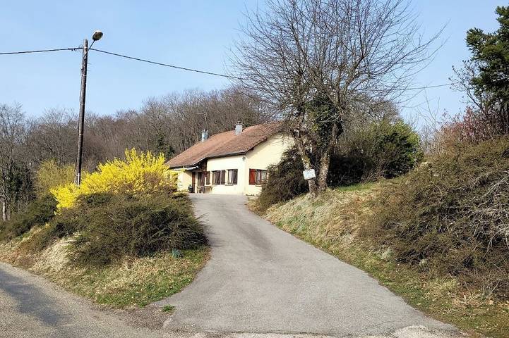 Gîte pour 6 personnes, avec jardin dans Chamesol