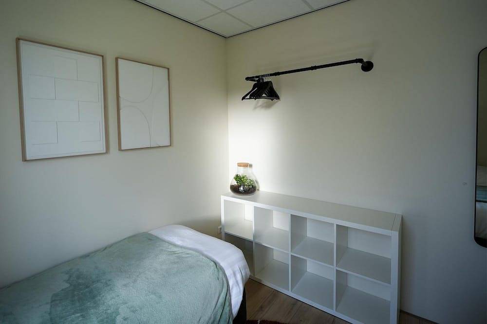 Sunny 4-6 person detached waterfront holiday home. in Roelofarendsveen, Groene Hart