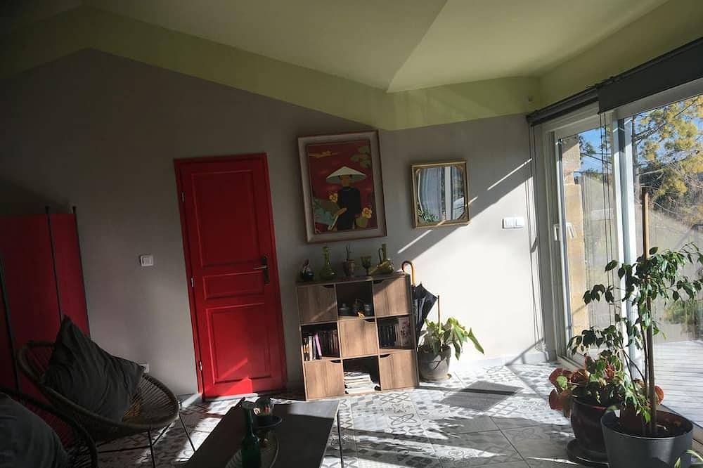 Entire apartment, Studio Des Coquelicots In A Provencal Farmhouse in Pujaut, Nimes region