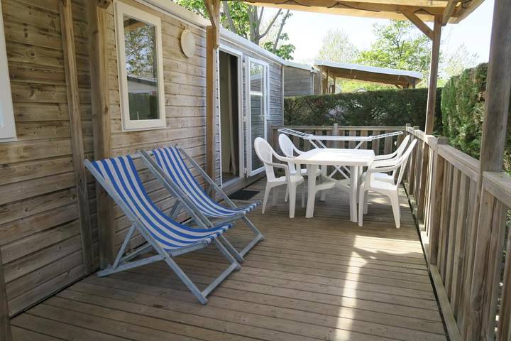 Camping pour 6 personnes, avec piscine ainsi que jardin et bassin pour enfant