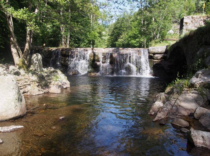 Gîte pour 15 personnes, avec jardin à Marcols-les-Eaux - 2