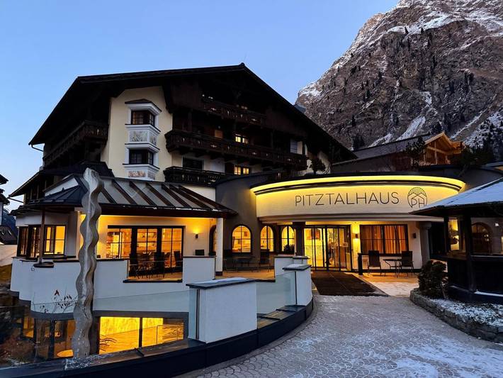 Hotel für 5 Personen, mit Terrasse und Garten sowie Kinderpool und Pool in St. Leonhard im Pitztal