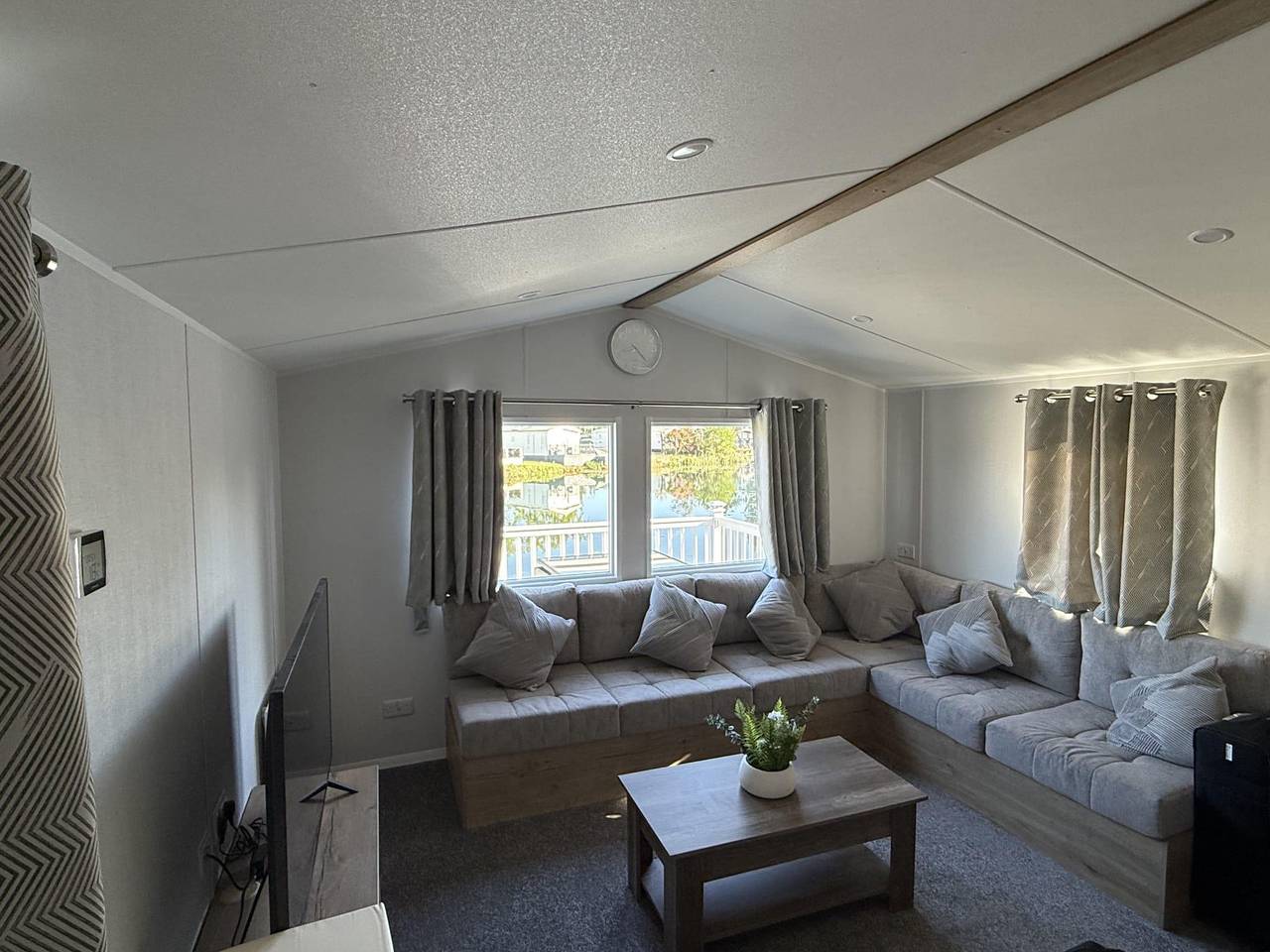 Static Caravan 3 Bed, Sleeps 6, Waterside, No Pets in Northampton, Northamptonshire