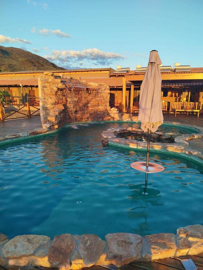 Pousadas para 5 pessoas, com vista e jardim e ainda piscina and balcão em Delfinópolis