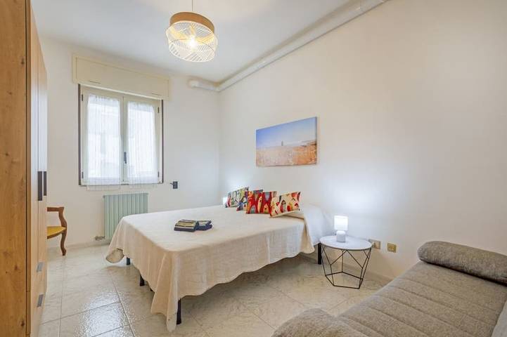 Ganze Wohnung, This colorful and welcoming apartment, ideal for up to 4 people, is strategically located in Lecce: outside the restricted traffic zone but just steps from the historic center. Just 400 meters from Porta San Biagio, it's easy to immerse yourself in the w in Otranto, Otranto und Umgebung