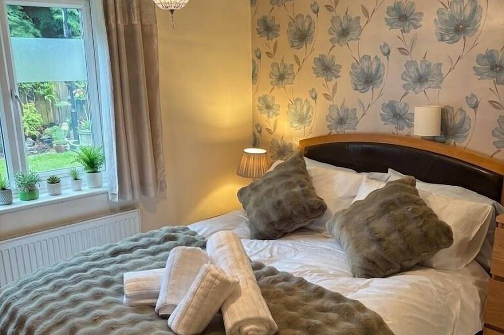 Appartement entier, Ideally Located-Confort-Appartement-Salle de bain privée-Vue sur Jardin in Crawley, Sussex de l'Ouest