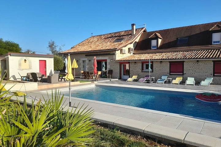 Location de vacances pour 8 personnes, avec jardin à Saint-Pierre-d'Eyraud