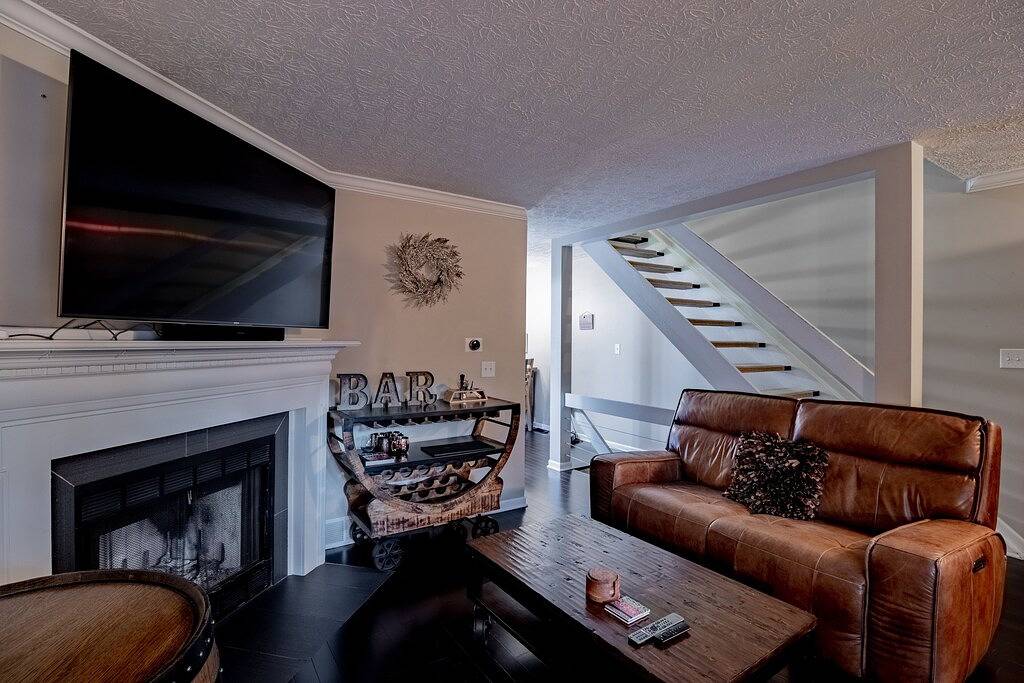 Prime Location with Hot Tub, Pool Table and Sauna in Columbus, Ohio