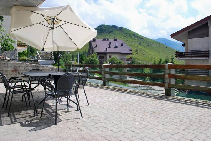 Gîte pour 6 personnes, avec vue ainsi que jardin et piscine, adapté aux familles à Prato Nevoso - 2