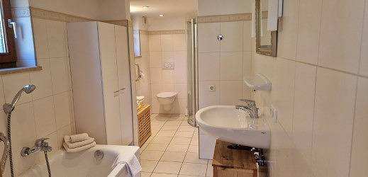 Ganze Ferienwohnung, Ferienwohnung Bergwald inkl. Chiemgaukarte - Ferienwohnung 80qm, 2 Schlafz., Wohnz., 2 Badezi, Kachelofen, Wintergarten in Ruhpolding, Bayerische Alpen