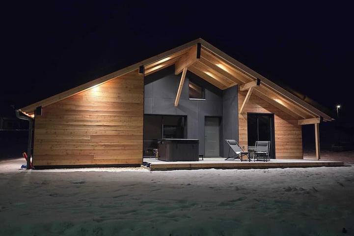 Chalet pour 4 personnes, avec terrasse ainsi que jacuzzi et jardin dans le Jura