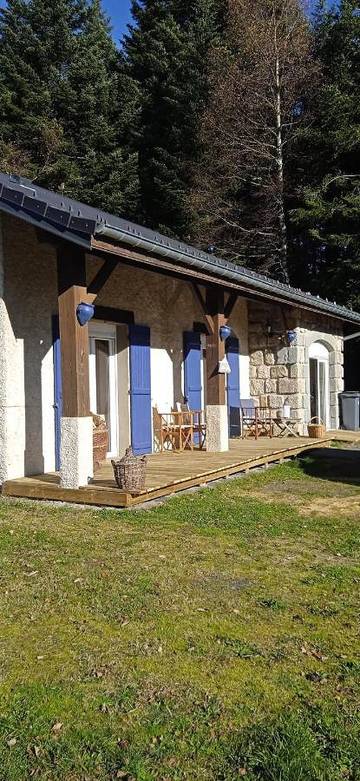 Gîte pour 8 personnes, avec vue et terrasse, animaux acceptés à Champclause