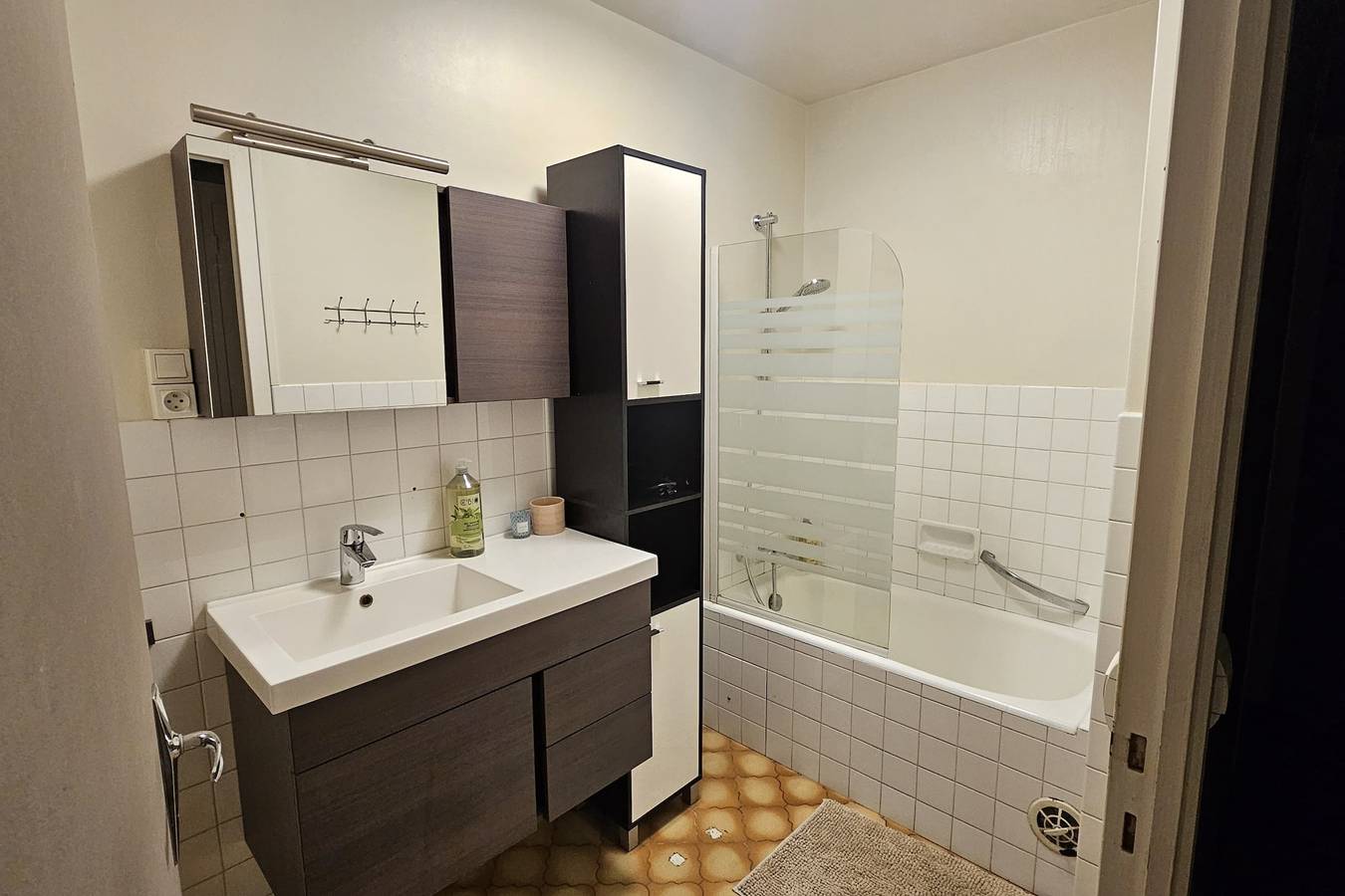 Entire apartment, 2-bedroom apartment on the village square. in Saint-Jean-de-Sixt, Annecy region