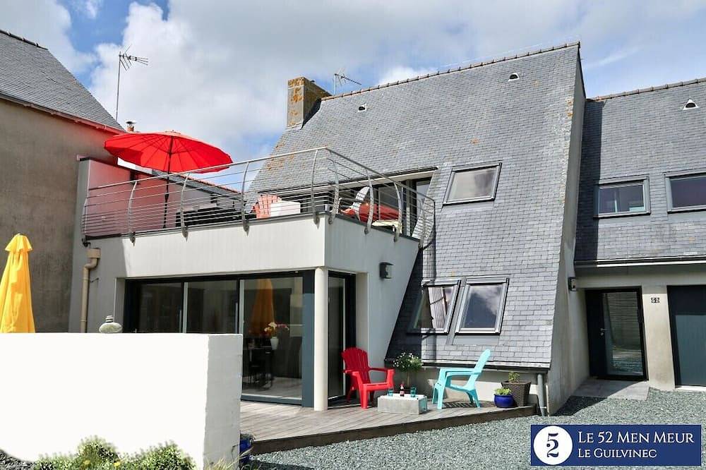 Entire apartment, Sea view, 40m from the beach and 300m from shops in Guilvinec, Quimper region