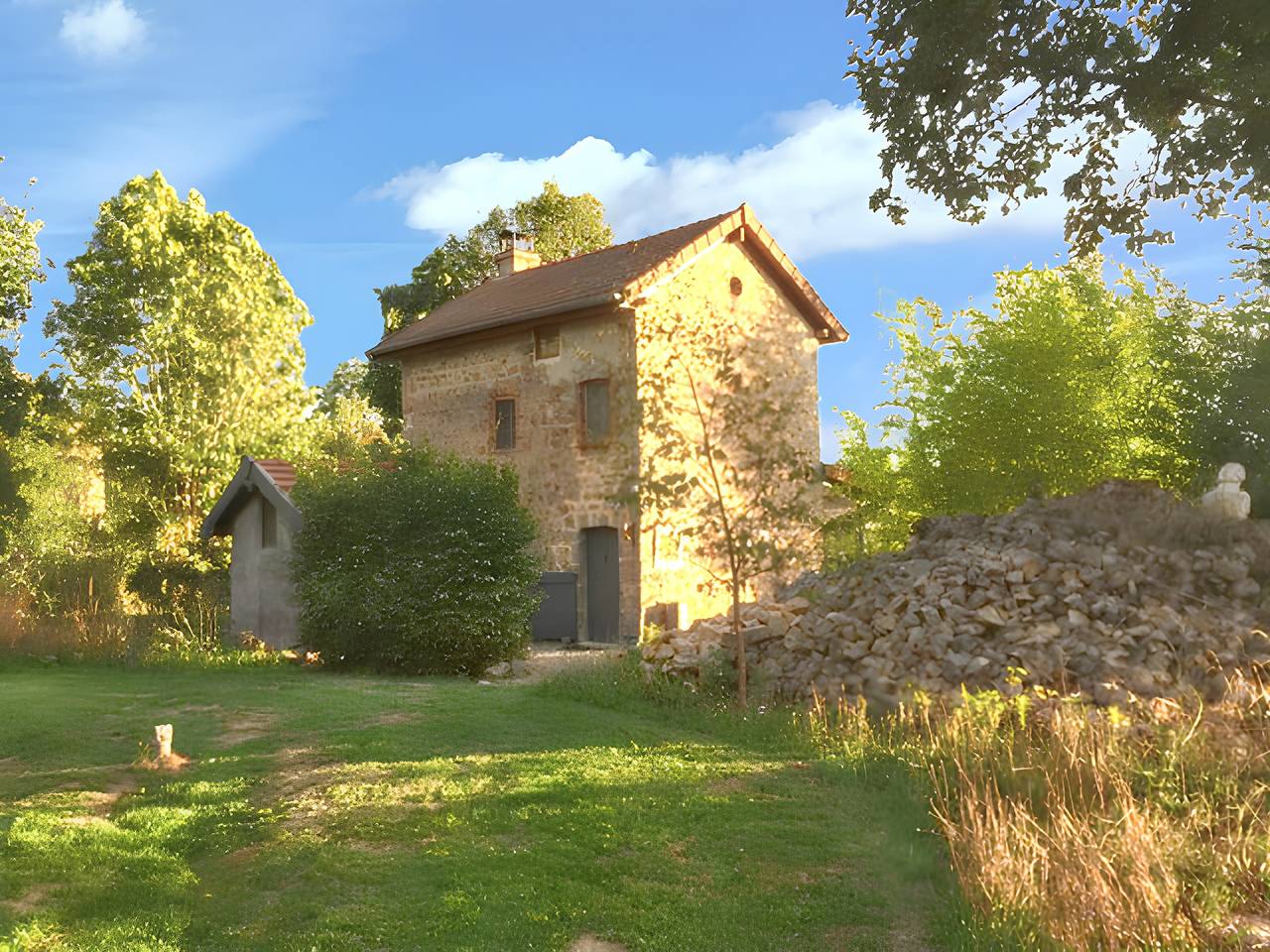 Encantadora casa en Charron con piscina compartida in Región de Aubusson