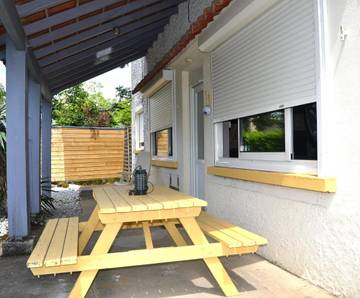 Gîte pour 6 personnes, avec jardin et vue, animaux acceptés à Meyronne