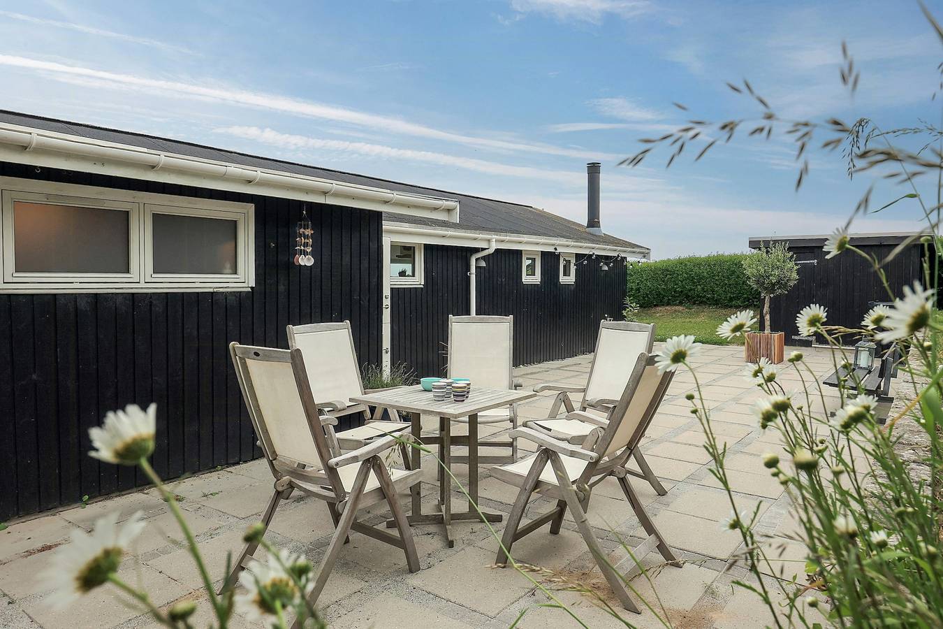 Sort træhus med havudsigt i Karrebæksminde in Karrebæksminde, Svenske Østersøen