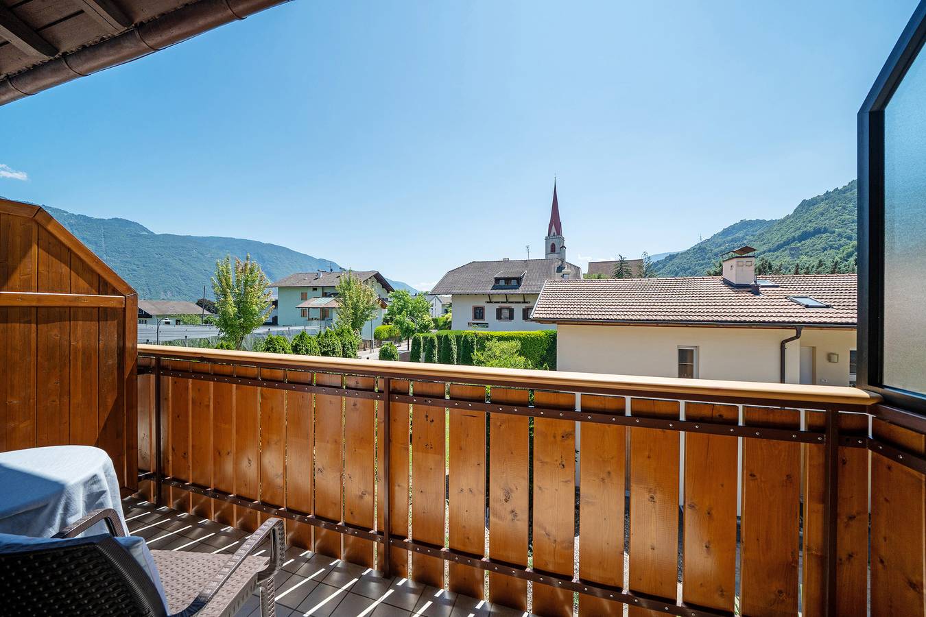 Entire apartment, Apartment 'Rosalie  8' with Mountain View, Shared Pool and Wi-Fi in Lana di Sotto, Lana