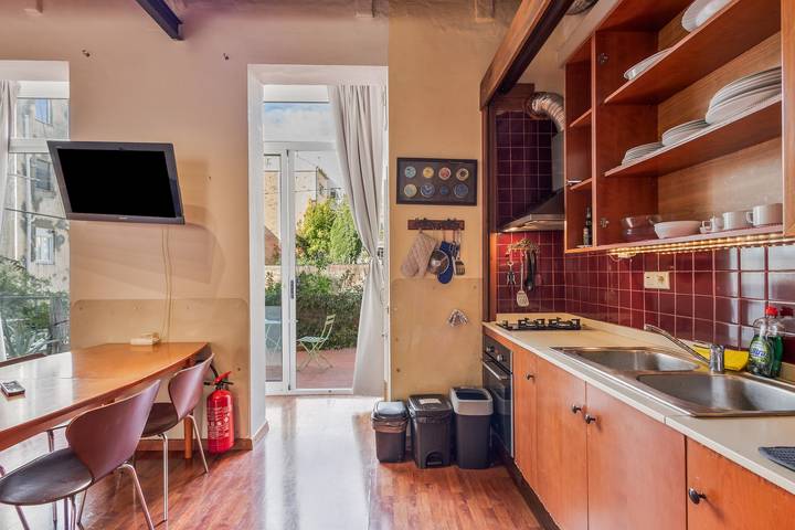 Entire apartment, 'Lovely with Terrace' Apartment with Private Terrace, Balcony, and Wi-Fi in Sarrià - Sant Gervasi, Barcelona