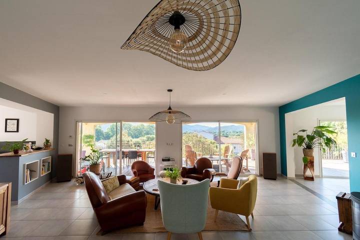 Location de vacances pour 8 personnes, avec piscine ainsi que balcon et vue à Saint-Jean-Pla-de-Corts