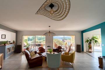 Location de vacances pour 8 personnes, avec vue ainsi que balcon et piscine à Saint-Jean-Pla-de-Corts