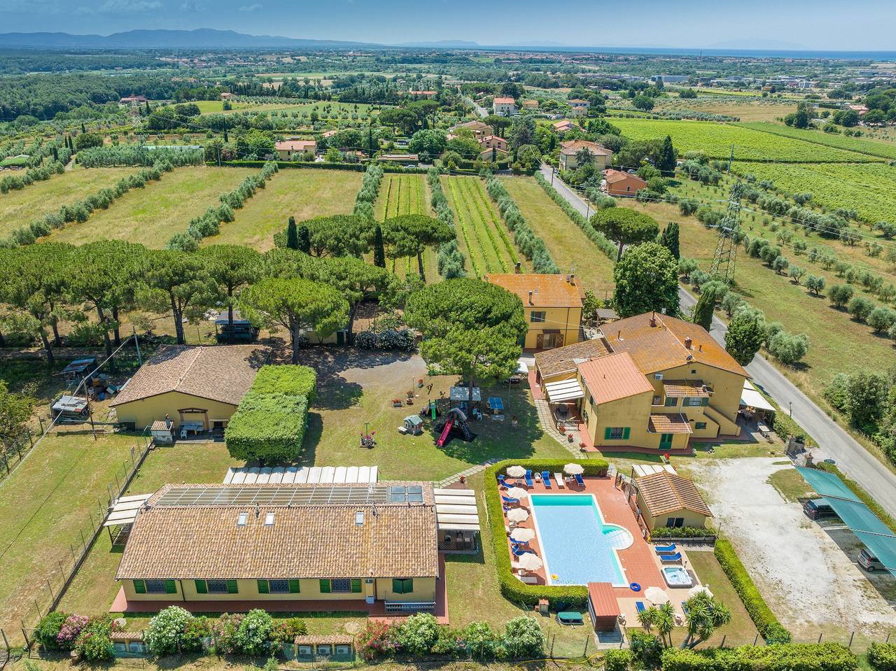 Agriturismo "Il Pino - Olivo" con piscina condivisa, terrazza privata e Wi-Fi in Cecina, Costa degli Etruschi