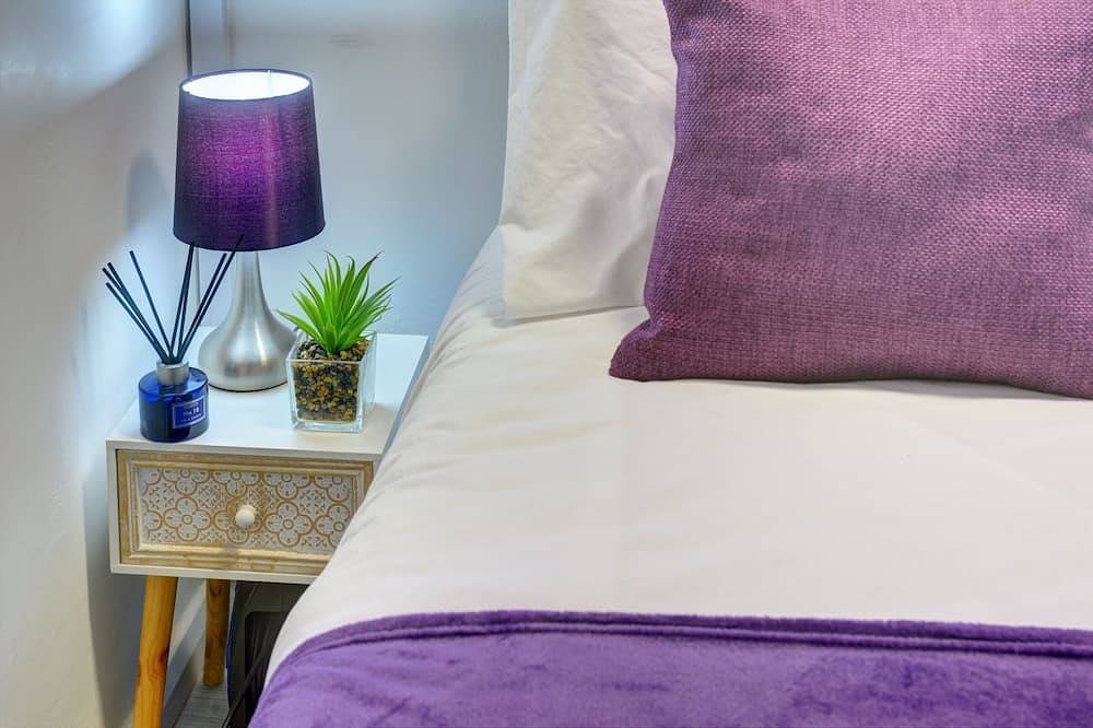Central 3-bed House, sleeps 8 by Mbiz in Northampton, Northamptonshire