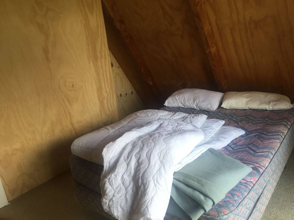 Alpines Haus inmitten üppiger Gärten mit Blick auf die Berge in Ohakune, Ruapehu District