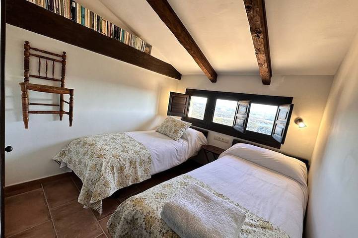 Breathtaking Reservoir Views & Private Cave | 6-Bedroom Retreat Near Madrid in Alocén, Alcarría Alta