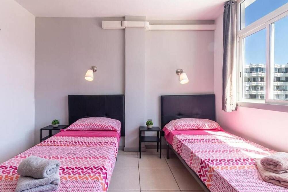 Entire apartment, Central apartment close to everything with swimming pool and parking. in Maspalomas, San Bartolomé de Tirajana