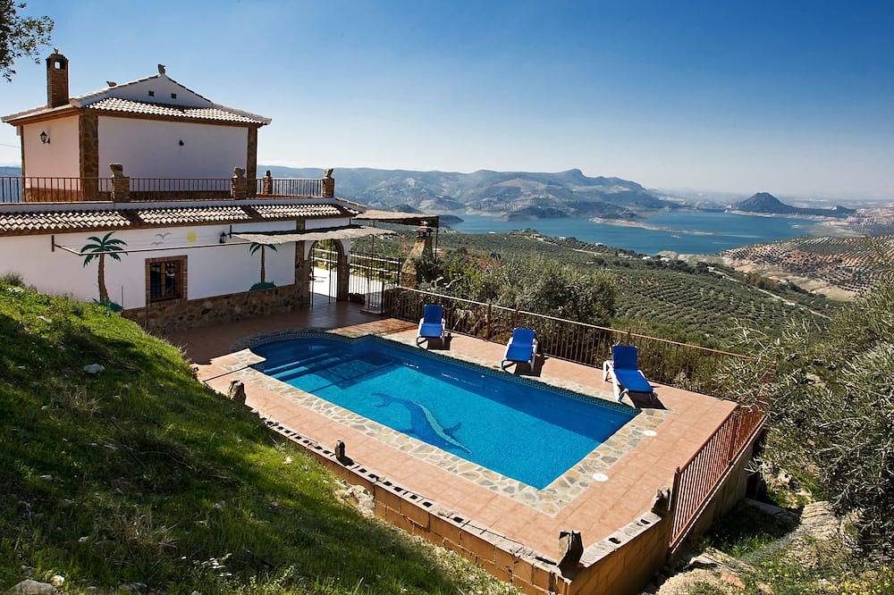 Beautiful Lake Views House with Lovely Paved Garden in Iznájar, Sierras Subbéticas